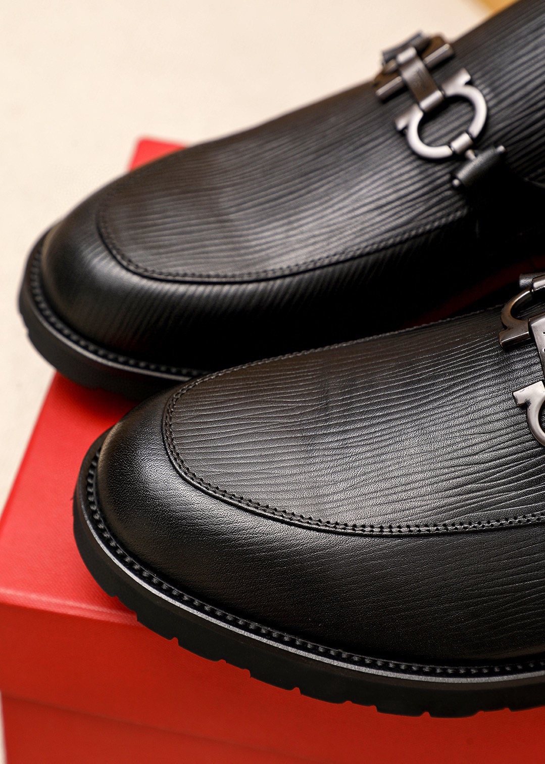 Ferragamo Men's Black Textured Bit Loafers - Rounded Toe